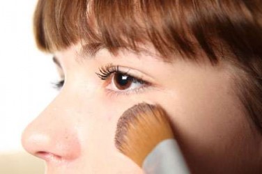 Чем наносить косметику?